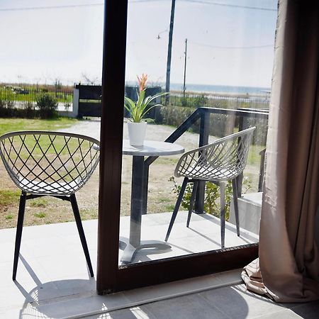 Room Nine 9 Beachfront Apartments Nea Kallikrateia Exterior foto