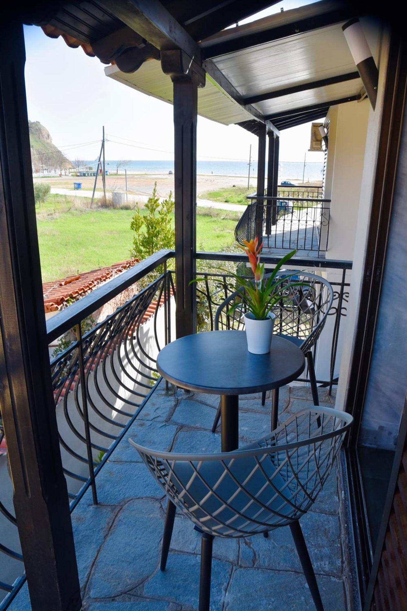 Room Nine 9 Beachfront Apartments Nea Kallikrateia Exterior foto