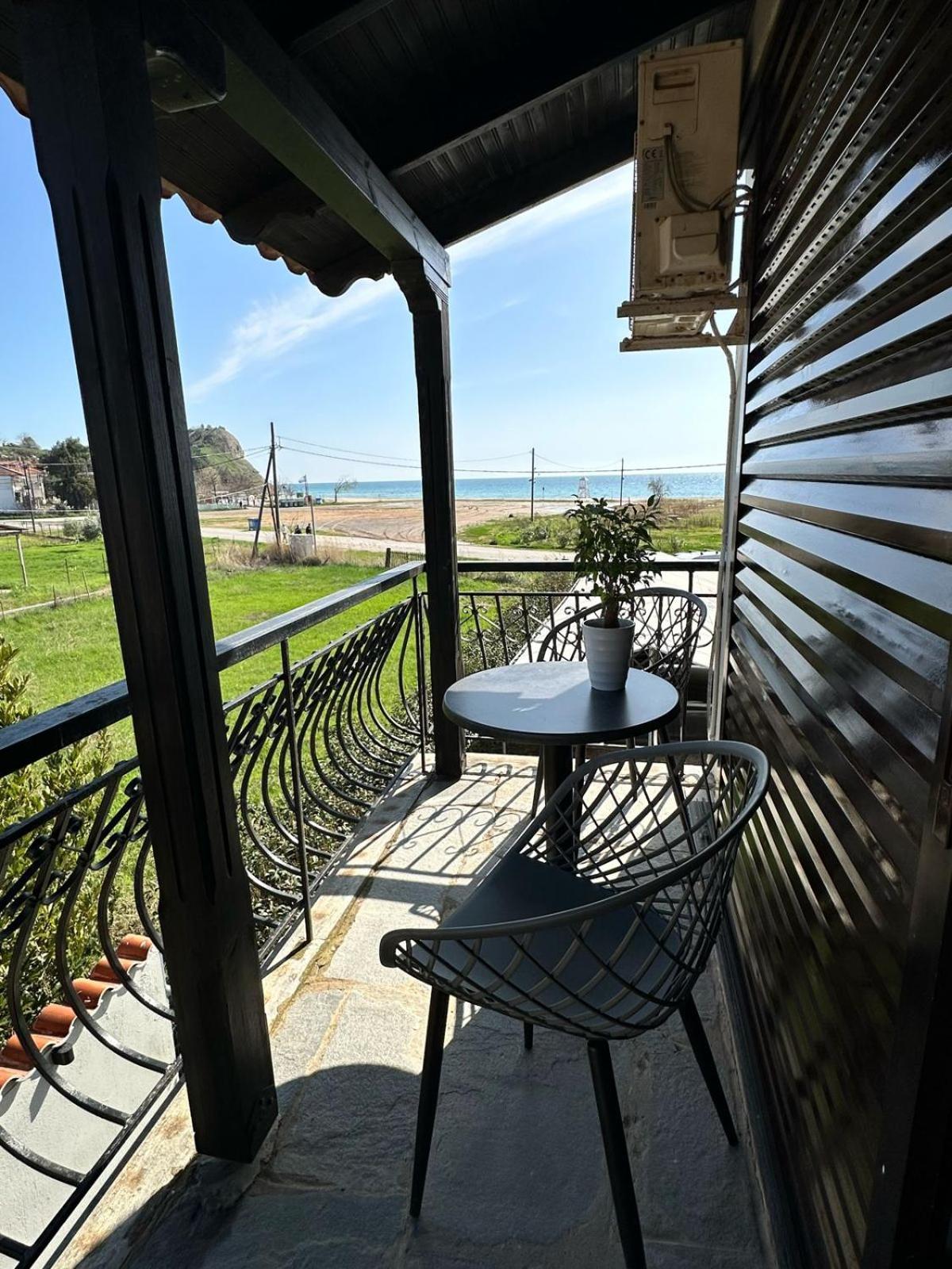 Room Nine 9 Beachfront Apartments Nea Kallikrateia Exterior foto